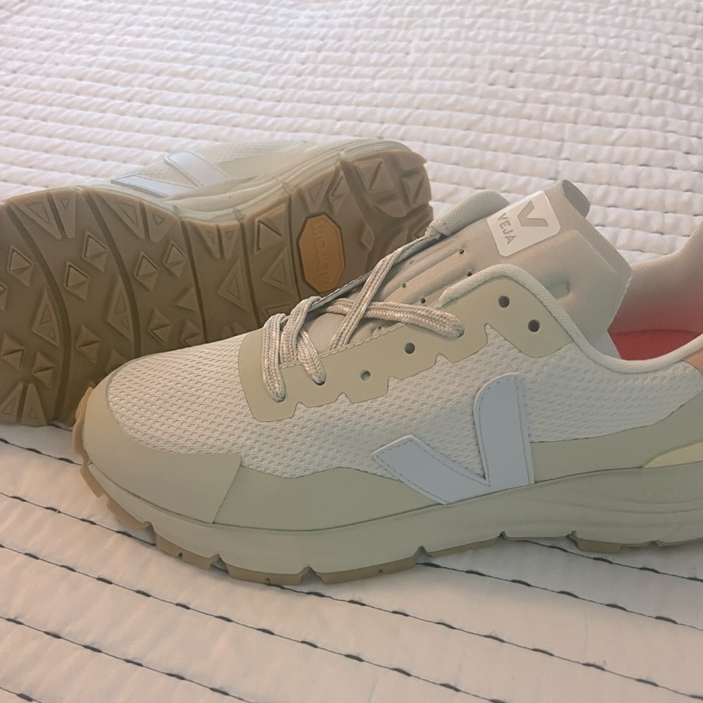 Veja Women’s Dekkan sneakers- US 7 NIB